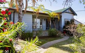 Red Steps - 4 Bedroom Home